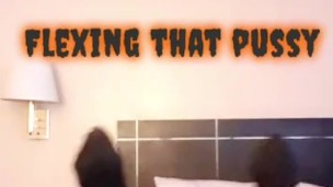 Flexing and squeezing this fat pussy 