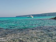 Sveltina in paradiso! Giovane coppia scopa in pubblico al mare LustTaste 4K 2/16