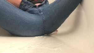 Solo female masturbation squirt in bathtub