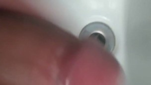 Batendo uma punheta rapidinha na pia do banheiro - gozando o dia todo