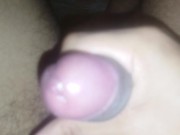 Hombre se masturba hasta venirse