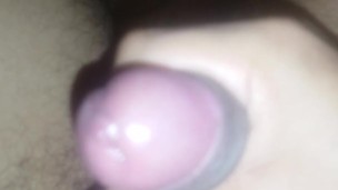 Hombre se masturba hasta venirse