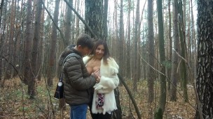 mãe e filho estão andando na floresta de outono,lindo boquete,gozar na boca