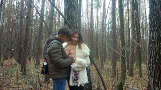 mãe e filho estão andando na floresta de outono,lindo boquete,gozar na boca