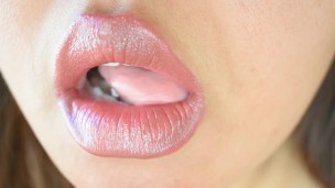 Pouty Pink Lip Fetish: Touching up my Lipgloss