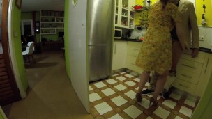 Pillada a mi amiga follando con un extraño en la cocina - Cherry lips