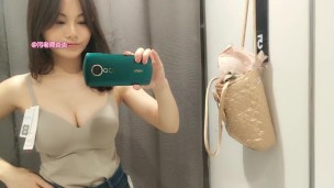 UNIQLO DRESSING ROOM 优衣库试衣间 There is a SPECIAL SCENE in my FAN CLUB