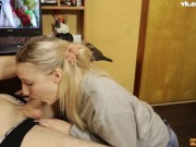 Молодая сводная сестра помогает брату кончить, когда он дрочит на порно 4/16