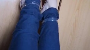Pies con tacones transparentes