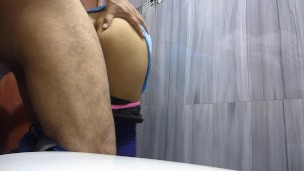  latina recibe su primer anal en baño, le llenan el culo de leche.