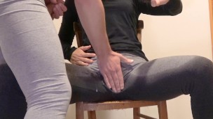elle pisse dans son collant pendant une pipe !