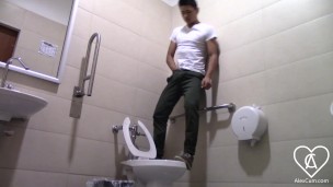 Se Sube a la Taza de un Baño Publico para que no lo Vean Jalandosela