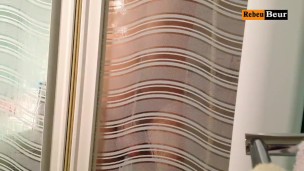 Rebeu de Cité prend la douche 