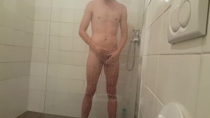 Naakt spelen met kontje en aftrekken in de douche