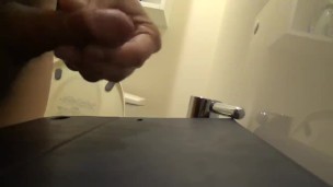 トイレにてなし崩し大量射精