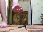 Гигантша играет с маленьким человечком босыми ножками - Nina Yo - Screenshot 8 of 16 - Big Feet