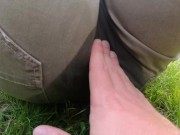 elle pisse tranquillement dans son short à côté d'une route passante
