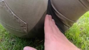 elle pisse tranquillement dans son short à côté d'une route passante