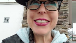 Plug anal em posto de gasolina