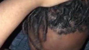 Lambendo o clitóris fazendo suas pernas tremerem