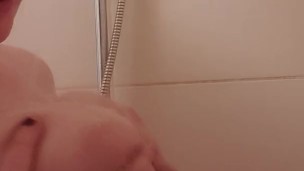 Gros seins naturel sous la douche