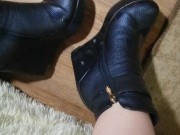 Lizzy Boots spitting