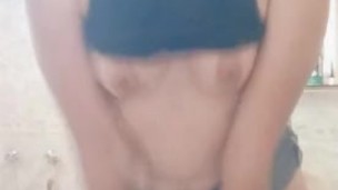 Jugando un poco masturbando me