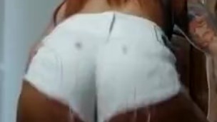 Bruninha Fitness rebolando de shortinho atolado