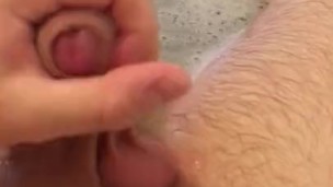 Teen masturbates in bath and cums