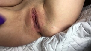 первый раз использует вибратор и снимает это крупным планом.