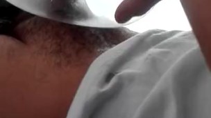 Chico caliente cogiendo un condón y acabando