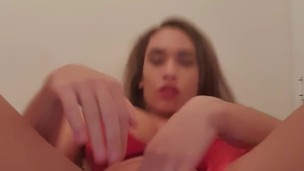 Puta con tacones enseña tetas y agujeros