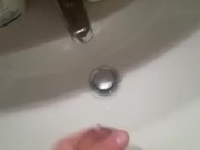 Ragazzo sborra nel lavandino