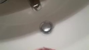Ragazzo sborra nel lavandino