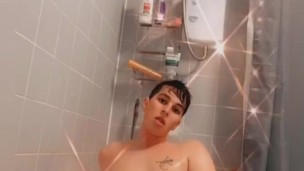sexy teen cums in the bath