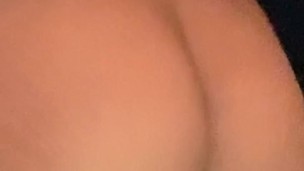 teen twerking & shaking her ass