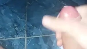 Tocandome hasta acabarle todo el baño a mi tía