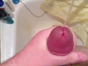 Дрочит в ванной. Кончает на стену - Screenshot 13 of 16 - Orgasm