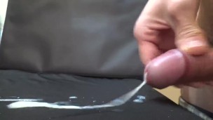 途中寸止め失敗でお漏らし射精しつつも最後はすっきり大量射精（溜め期間10日）