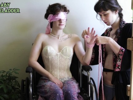 Blage en fauteuil roulant lesbien BTS avec échelle Sophie