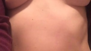 Milf sexy se pone cachonda en la cocina ... ¿Tienes hambre?