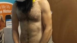Transando com um brinquedo de coelho amarelo em uma cabeça de ...