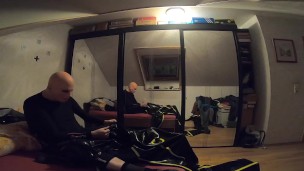 Mit Puppenmaske im aufblasbaren Cyborg Heavy Rubber Anzug