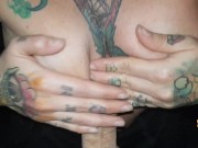 La porca sorellastra gli fa un pompino e una spagnola 9/16