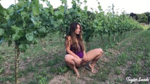Hot girl pee in public!