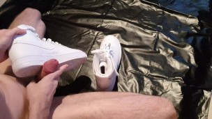 4K - Hard masturbation with Nike Airforce 1 Sneaker