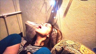 ELA MASTURBOU-SE E VEIO-SE EM CINCO MINUTOS.