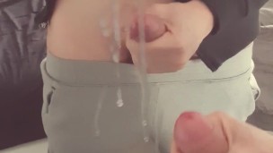 Petite branle et jute sur le miroir