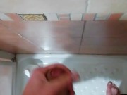 Ragazzo viene nella doccia