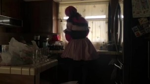 Sissy cleans the dishes 